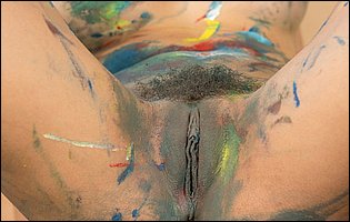Cute young painter Aaliyah Hadid loves showing her body
