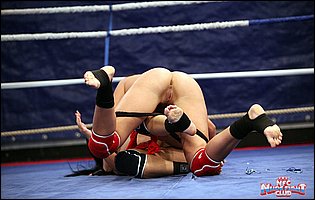 Hot wrestling match between Bella Konchalka and Nilla