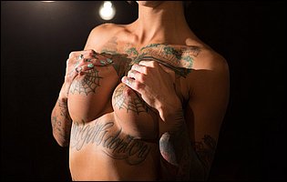Bonnie Rotten exposing her sexy tattooed body