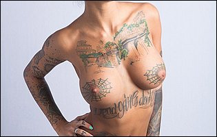 Bonnie Rotten exposing her sexy tattooed body