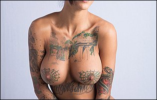 Bonnie Rotten exposing her sexy tattooed body