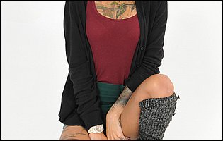 Bonnie Rotten strips off her sexy outfit