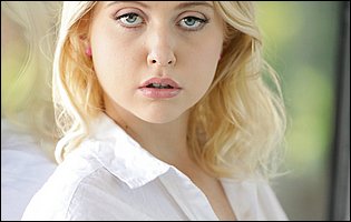 Chloe Cherry strips her white shirt and blue jeans