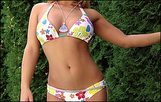 Busty bikini girl Dorothy Black shows off her amazing body outdoor