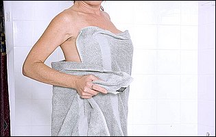 Beautiful MILF Jacqueline Rose masturbating in the shower