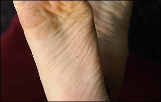 Kagney Linn Karter showing off her nice feet outdoor