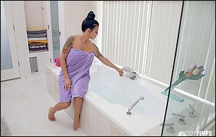 Gorgeous brunette Melissa Lynn is hot in the tub