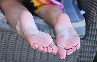 Morgan Lee shows off her sexy feet and soles outdoor