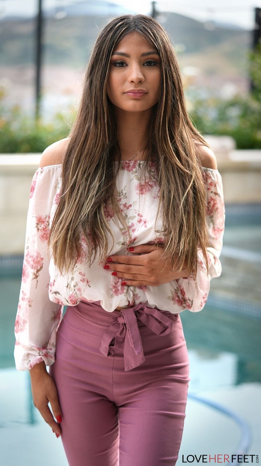 Free Porn Pics of Nina Nieves in pink pants shows off her nice feet