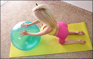 Sporty girl Piper Perri teasing with tight body