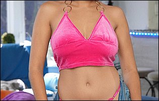 Roxie Sinner strips off her sexy top, shorts and pink underwear