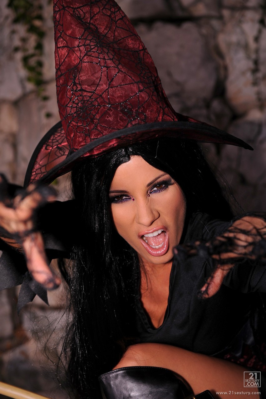 Hot black witch Sandy Fantasy posing in front of the camera - My Pornstar  Book