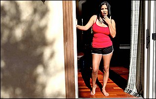 Sporty MILF Sophia Lomeli seducing her young neighbor