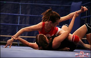 Hot wrestling match between Susanna White and Valentina Chevallier