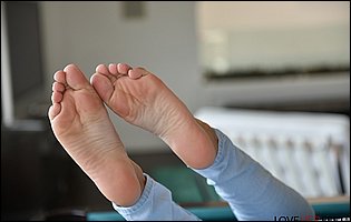 Uma Jolie in blue jeans showing off her sexy feet