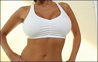 Sporty MILF Veronica Rayne exposing her big boobs